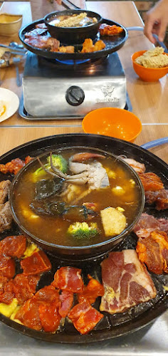 Ann Steamboat & Grill House - Gastronomi dan perhotelan