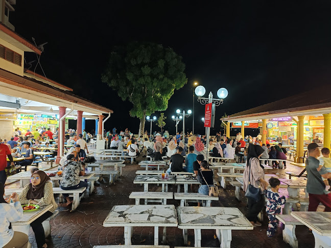 Kompleks Makanan Medan Renong Padang Kota Lama, 3, Padang Kota Lama, Jalan Tun Syed Sheh Barakbah, 10200 George Town, Penang