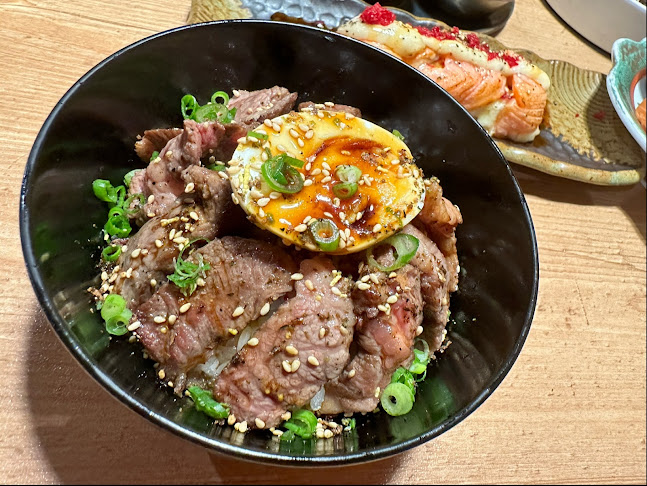 Kingu Kongu - Gastronomi dan perhotelan