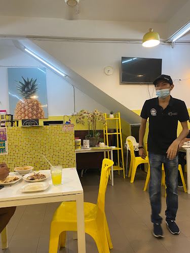 Restoran D'nenas - Gastronomi dan perhotelan