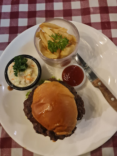 UAK Foodmart - Gastronomi dan perhotelan