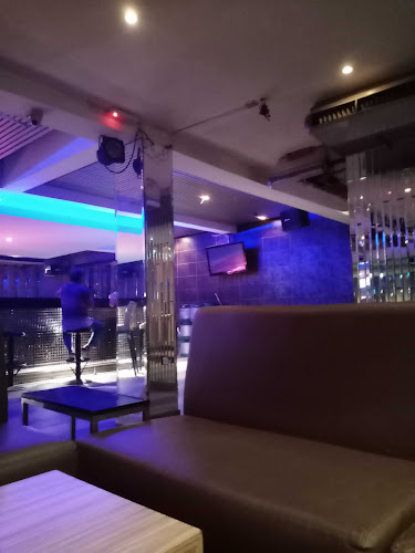 Cempaka Square - Gastronomi dan perhotelan