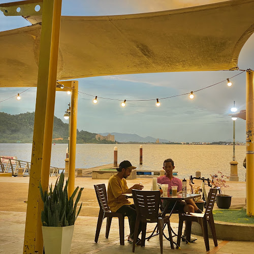 Opinii despre the daily bruhhh coffee and snack în Lumut - Gastronomi dan perhotelan