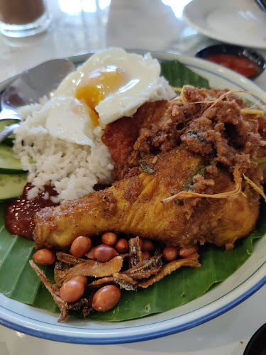 Madam Kok x Mama Thai - Gastronomi dan perhotelan