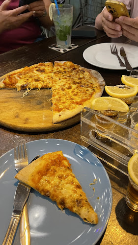 Tipsy Bridge - Gastronomi dan perhotelan