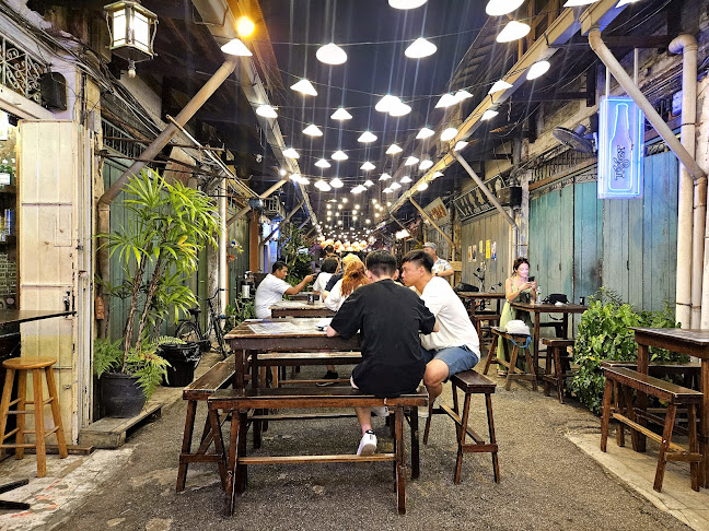 Tipsy Bridge - Gastronomi dan perhotelan