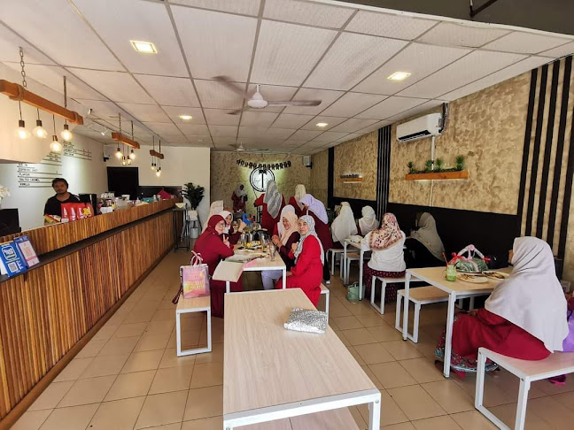 Bajet Kiut - Gastronomi dan perhotelan