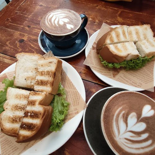 Ausemist Coffee Cafe - Gastronomi dan perhotelan