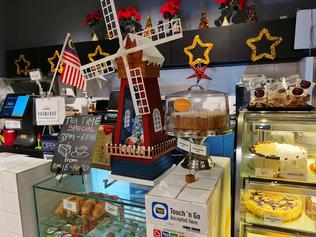 Madeleine Cafe & Patisserie - Gastronomi dan perhotelan