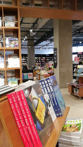 Madeleine Cafe & Patisserie - Gastronomi dan perhotelan