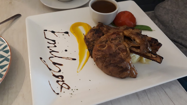 Emilyns & Cafe - Gastronomi dan perhotelan