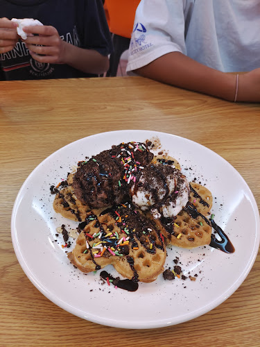 Queen Bee Ice Cream Dessert Shop - Gastronomi dan perhotelan