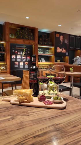 Luretta D.O.P. Italian Deli at Lot 10 - Gastronomi dan perhotelan