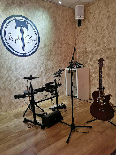 Bajet Kiut - Gastronomi dan perhotelan