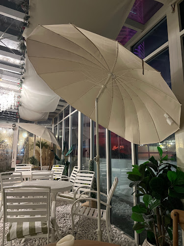 Fly Me To - Gastronomi dan perhotelan