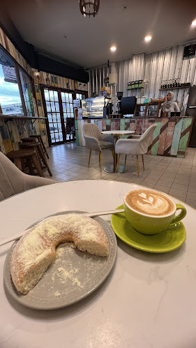 Cape Red Cafe - Gastronomi dan perhotelan