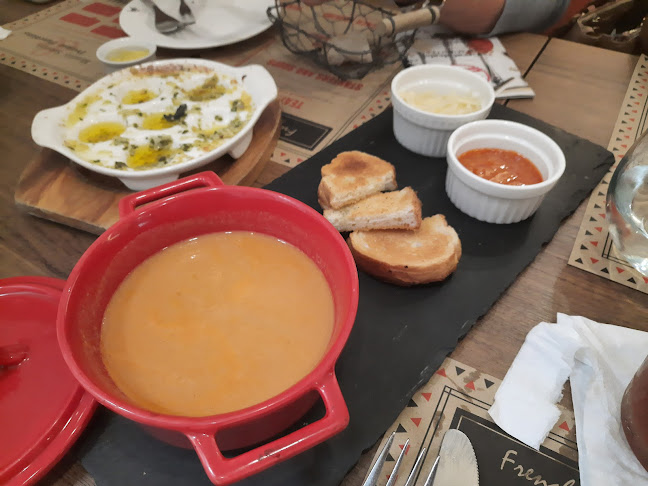 Kafe Bistro Two Frenchies