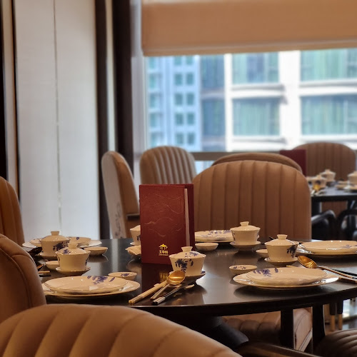 Jade Pavilion - Gastronomi dan perhotelan