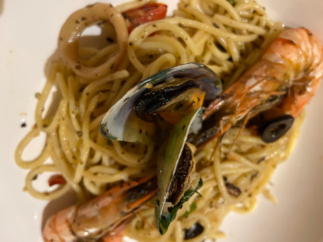 Emilyns & Cafe - Gastronomi dan perhotelan