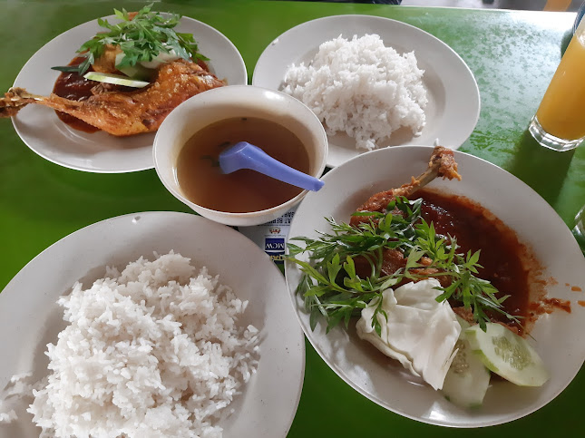 Ayam Penyet Mak Maya (warung mak ipah)