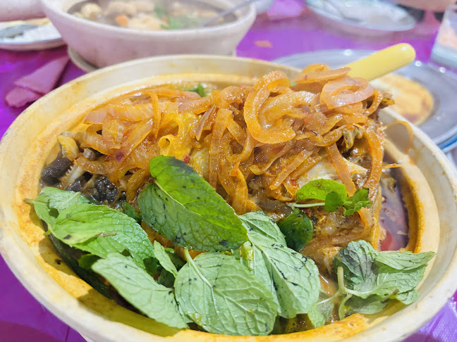 Restoran 77 (famous curry fish head)