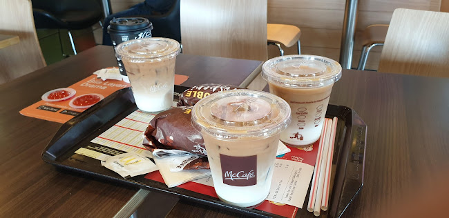 McDonald's Giant Jalan Kebun DT - Gastronomi dan perhotelan