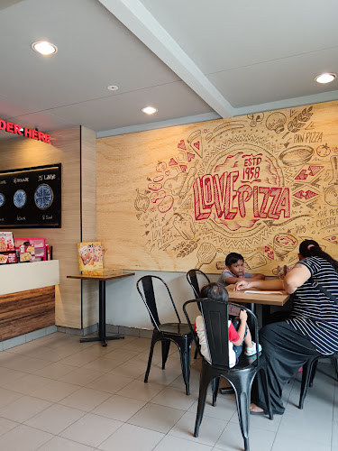 Pizza Hut - Gastronomi dan perhotelan