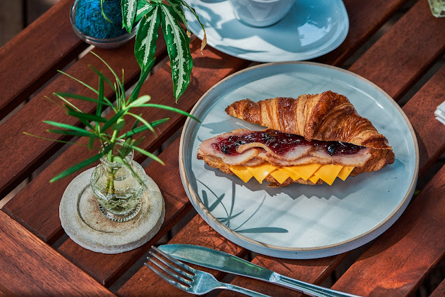 Mangga at the Blue Mansion - Gastronomi dan perhotelan