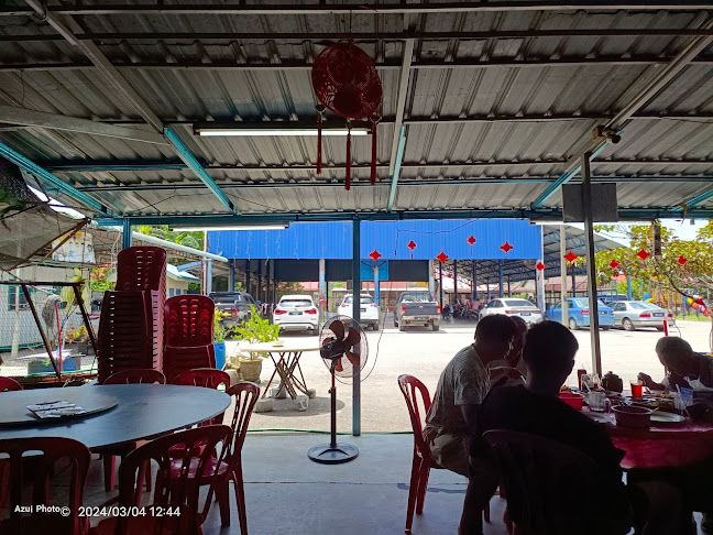 Opinii despre 榴莲饭档 Kedai Makanan Liu Lian (Liu Lian Restaurant) în Tanjung Tualang - Gastronomi dan perhotelan