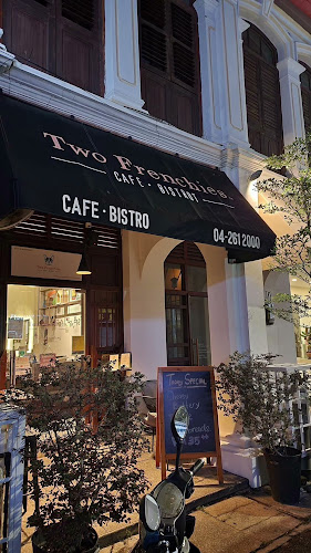 Kafe Bistro Two Frenchies - Gastronomi dan perhotelan