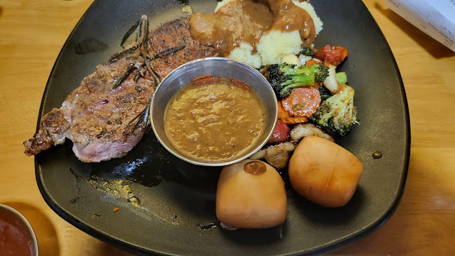 OverStepped Cafe Perdana Heights - Gastronomi dan perhotelan