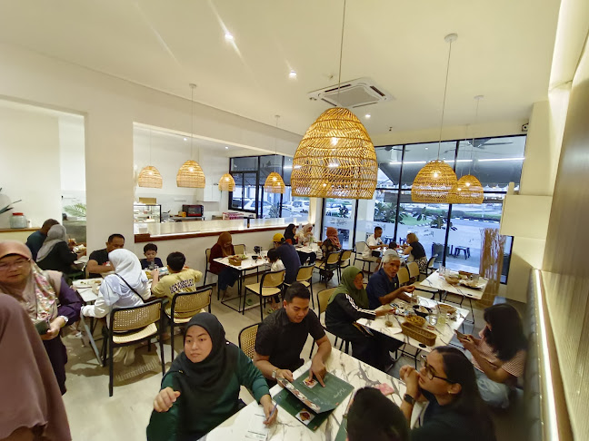 Mom's Laksa - Gastronomi dan perhotelan