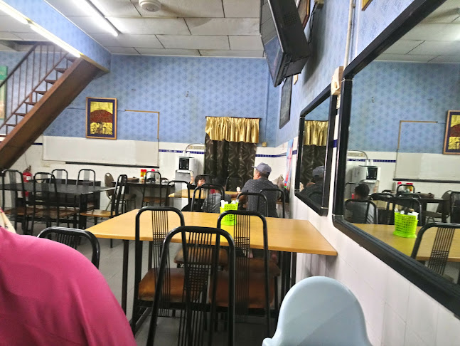 Haji Isenin Restoran Kari Kepala Ikan & Asam Pedas Semabok Melaka - Melaka
