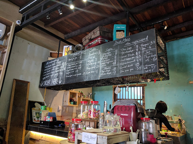 lima.tujoh Cafe & Guesthouse - Gastronomi dan perhotelan