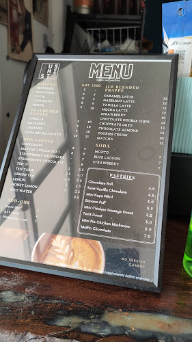 Ausemist Coffee Cafe - Gastronomi dan perhotelan