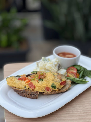 Emilyns & Cafe - Gastronomi dan perhotelan