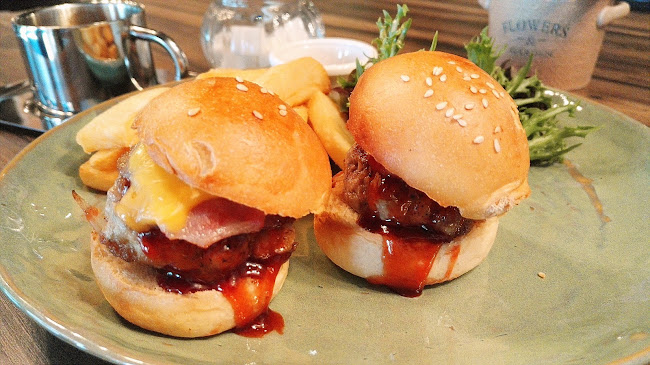 Fat Cork - Gastronomi dan perhotelan