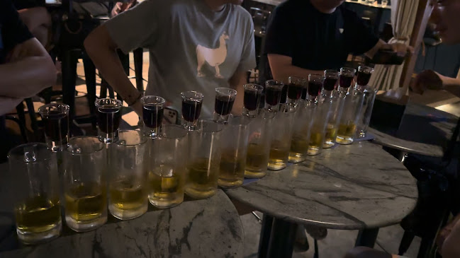 D'Atas Explorers Tavern - Gastronomi dan perhotelan