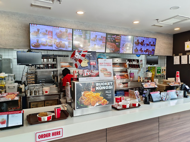 KFC Kompleks Karamunsing - Gastronomi dan perhotelan