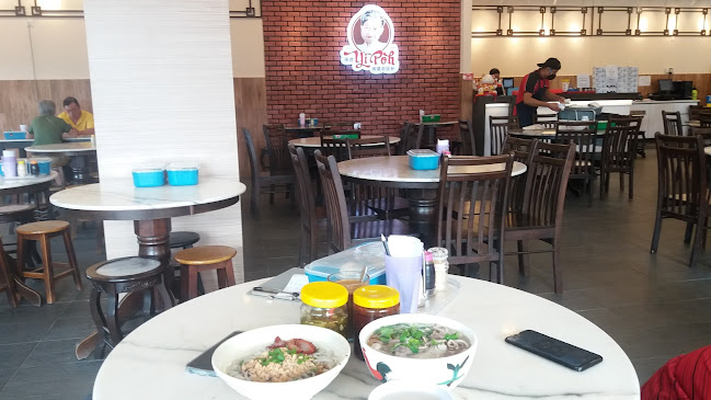 Yi Poh - Gastronomi dan perhotelan