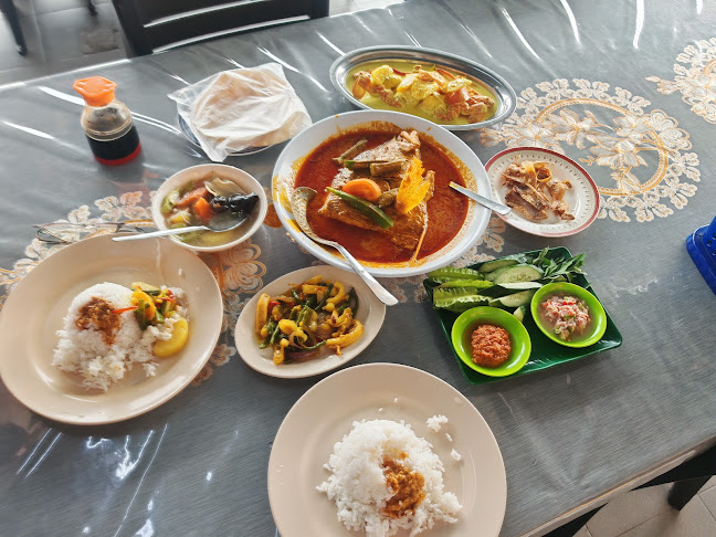 Haji Isenin Restoran Kari Kepala Ikan & Asam Pedas Semabok Melaka