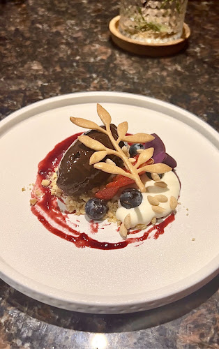 Reuf Modern Eatery - Gastronomi dan perhotelan