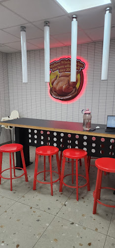 Wallace - Gastronomi dan perhotelan