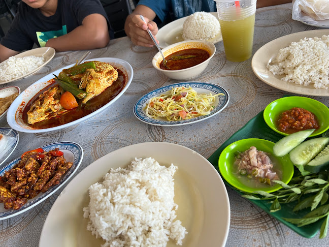 Opinii despre Haji Isenin Restoran Kari Kepala Ikan & Asam Pedas Semabok Melaka în Melaka - Gastronomi dan perhotelan