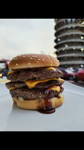 Mat John Burger Menara Condong - Gastronomi dan perhotelan