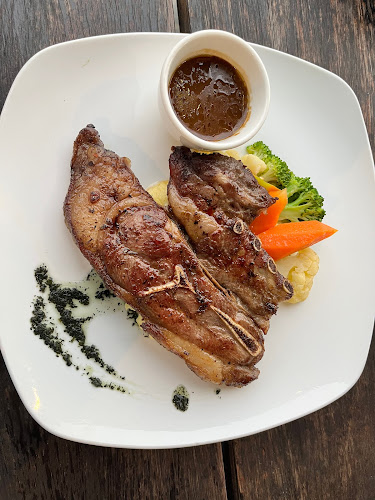 La Playa, Bar & Restaurant - Gastronomi dan perhotelan