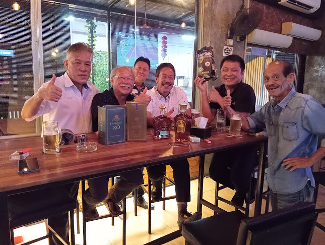 Bottoms Up Bistro & Cafe - Gastronomi dan perhotelan