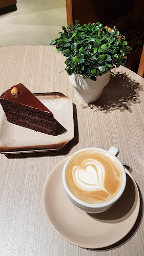 Madeleine Cafe & Patisserie - Gastronomi dan perhotelan