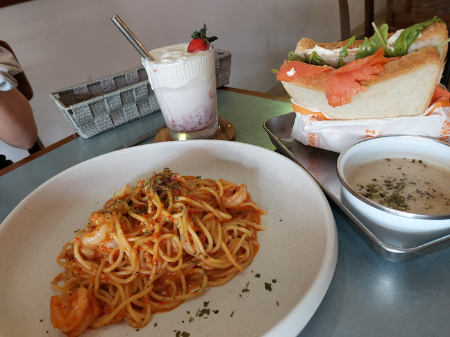 100 houz coffee & breakfast