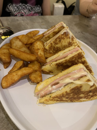 Anmour Cafe Bukit Indah - Gastronomi dan perhotelan